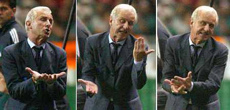 Trapattoni complaining at the sidelines fo Korea-Italy game